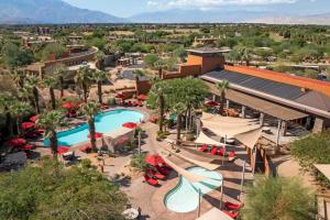 una vista aérea de un complejo con piscina en Hilton Grand Vacations Club Palm Desert en Palm Desert