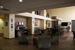 プエブロにあるHampton Inn and Suites Pueblo/Northの椅子とバーのある病院のロビー