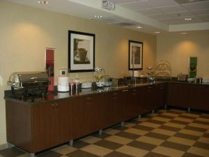 a room with a hair salon with a large counter at Hampton Inn and Suites Pueblo/North in Pueblo