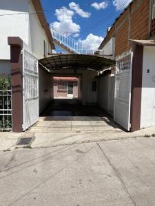 un callejón vacío con una escalera en un edificio en Departamento céntrico casa Paulora, en Hidalgo del Parral