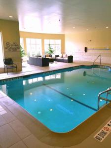 - une grande piscine dans une chambre d'hôtel dans l'établissement Hilton Garden Inn Austin NorthWest/Arboretum, à Austin