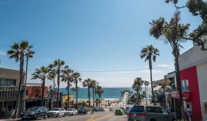 a city street with palm trees and the ocean at Walk 2 Beach Parking A C W D 15min 2LAX Remodel in Manhattan Beach