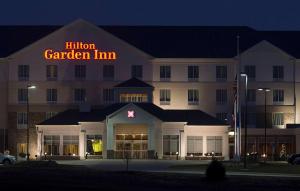 un hotel con un cartel que lee hilinson garden inn en Hilton Garden Inn Cedar Falls Conference Center, en Cedar Falls
