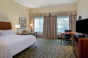 Pokój hotelowy z łóżkiem, biurkiem i telewizorem w obiekcie Hilton Garden Inn Sacramento Elk Grove w mieście Elk Grove
