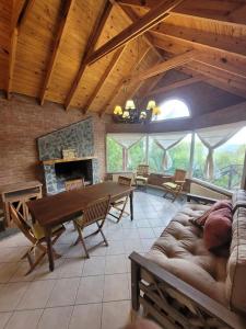 ein großes Wohnzimmer mit Sofa und Kamin in der Unterkunft Casa Lago Argentino in El Calafate