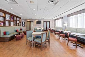 - une salle d'attente avec des tables et des chaises dans l'établissement Hampton Inn Kingsland, à Kingsland