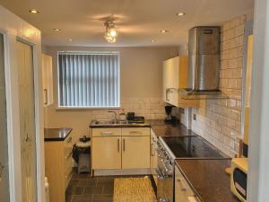 Η κουζίνα ή μικρή κουζίνα στο Spacious & Cosy Holiday Home in Manchester