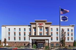 - une vue sur l'extérieur d'un hôtel drapeau américain dans l'établissement Hampton Inn North Little Rock McCain Mall, AR, à North Little Rock