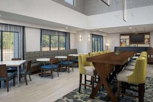 Posezení v ubytování Hampton Inn Duncan