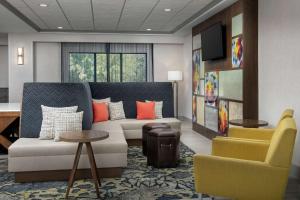 Posezení v ubytování Hampton Inn Duncan
