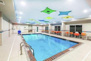 uma grande piscina num grande quarto com tecto em Hampton Inn North Little Rock McCain Mall, AR em North Little Rock