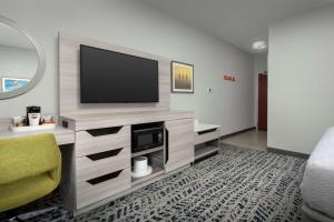 TV a/nebo společenská místnost v ubytování Hampton Inn Duncan