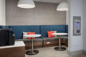 Posezení v ubytování Hampton Inn Duncan