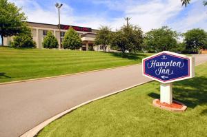 a purple sign on the side of a road at Hampton Inn Madison East Towne Mall Area in Madison