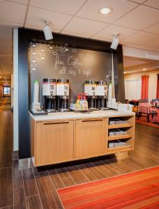 ein Café mit einer Tafel an der Wand in der Unterkunft Hampton Inn Madison East Towne Mall Area in Madison