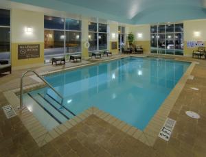 uma grande piscina no átrio do hotel em Hampton Inn & Suites Raleigh-Durham Airport-Brier Creek em Raleigh