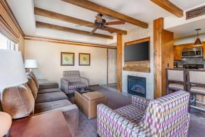 a living room with couches and a fireplace at Hilton Vacation Club Sedona Summit in Sedona