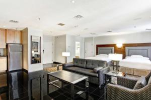 Kuchyň nebo kuchyňský kout v ubytování DoubleTree by Hilton Toronto Downtown