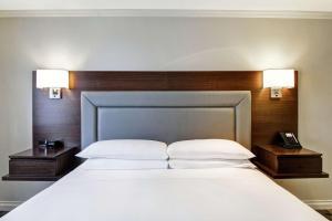 Postel nebo postele na pokoji v ubytování DoubleTree by Hilton Toronto Downtown