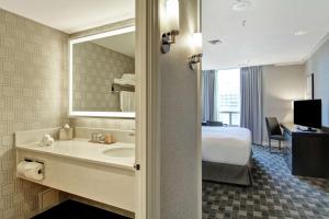 Postel nebo postele na pokoji v ubytování DoubleTree by Hilton Toronto Downtown