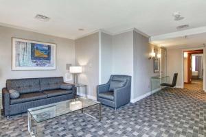 Posezení v ubytování DoubleTree by Hilton Toronto Downtown