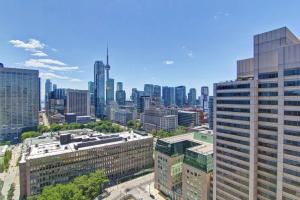 z góry widok na miasto z wysokimi budynkami w obiekcie DoubleTree by Hilton Toronto Downtown w mieście Toronto