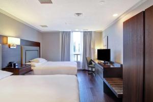 Postel nebo postele na pokoji v ubytování DoubleTree by Hilton Toronto Downtown