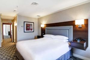 Postel nebo postele na pokoji v ubytování DoubleTree by Hilton Toronto Downtown