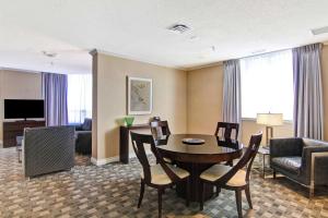 TV a/nebo společenská místnost v ubytování DoubleTree by Hilton Toronto Downtown