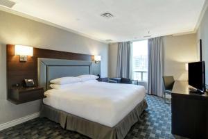 Postel nebo postele na pokoji v ubytování DoubleTree by Hilton Toronto Downtown