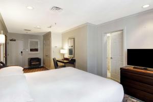 TV a/nebo společenská místnost v ubytování DoubleTree by Hilton Toronto Downtown