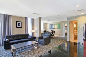 Posezení v ubytování DoubleTree by Hilton Toronto Downtown