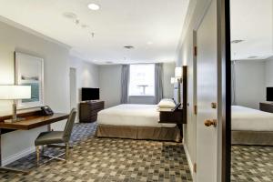 Postel nebo postele na pokoji v ubytování DoubleTree by Hilton Toronto Downtown