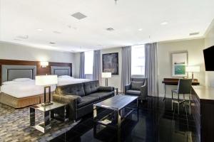 TV a/nebo společenská místnost v ubytování DoubleTree by Hilton Toronto Downtown