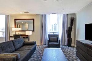 TV a/nebo společenská místnost v ubytování DoubleTree by Hilton Toronto Downtown