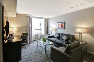 Posezení v ubytování DoubleTree by Hilton Toronto Downtown