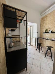 uma cozinha com um balcão e uma mesa num quarto em Signorina In Rome em Roma