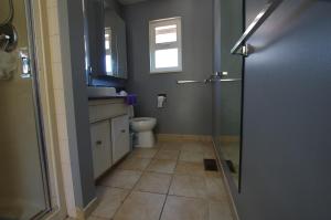 een badkamer met een toilet en een wastafel bij Master room &full bathroom with separate entrance in richmond in Richmond