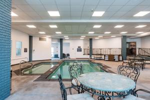 uma piscina com mesa e cadeiras num edifício em Hotel NoBo Cascade, Tapestry Collection by Hilton em Cascade