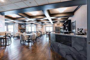 a lobby with a bar and tables and chairs at Hotel NoBo Cascade, Tapestry Collection by Hilton in Cascade