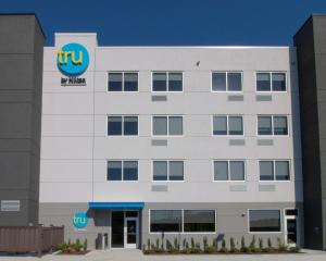 een kantoorgebouw met het ups logo erop bij Tru By Hilton Norfolk Airport, Va in Virginia Beach