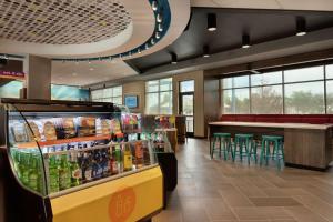 a store with a drink counter and a bar at Tru By Hilton Frisco Dallas, Tx in Frisco