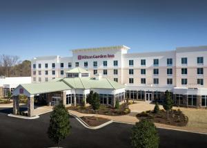 奥利夫布兰奇Hilton Garden Inn Olive Branch, Ms的一座大型的白色医院大楼,设有停车场