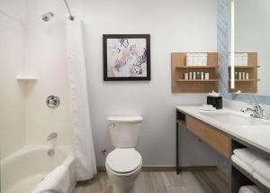Hilton Garden Inn Olive Branch, Ms的一间浴室