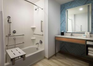 Hilton Garden Inn Olive Branch, Ms的一间浴室