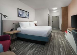 Hilton Garden Inn Olive Branch, Ms的电视和/或娱乐中心