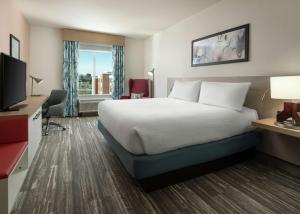 Hilton Garden Inn Olive Branch, Ms的电视和/或娱乐中心