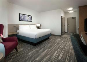 Hilton Garden Inn Olive Branch, Ms客房内的一张或多张床位