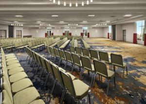 奥利夫布兰奇Hilton Garden Inn Olive Branch, Ms的大楼里一个空房间,有椅子 更多27张照片