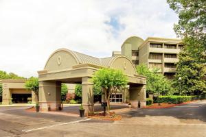 アトランタにあるDoubleTree by Hilton Atlanta Windy Hill Ballparkの前に駐車場がある建物